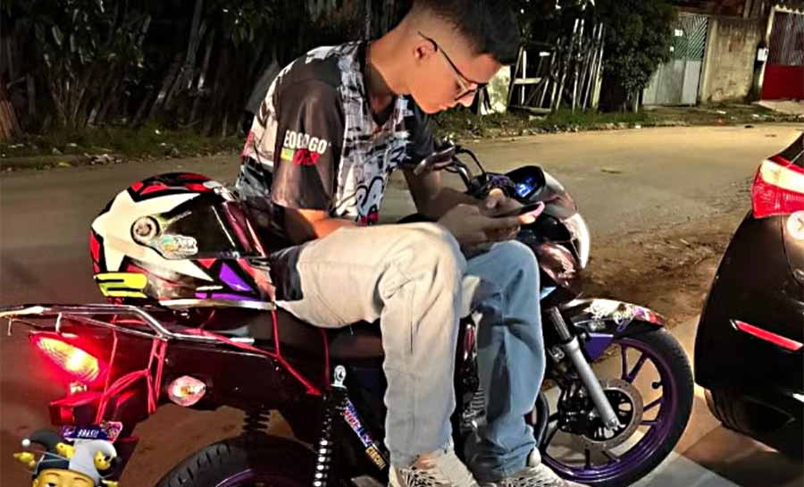 Jovem de 21 anos morre após bater moto contra meio-fio e atingir poste no interior do Acre