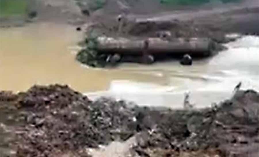 Trecho de rio bloqueado por estrada ilegal é desobstruído no interior do AC