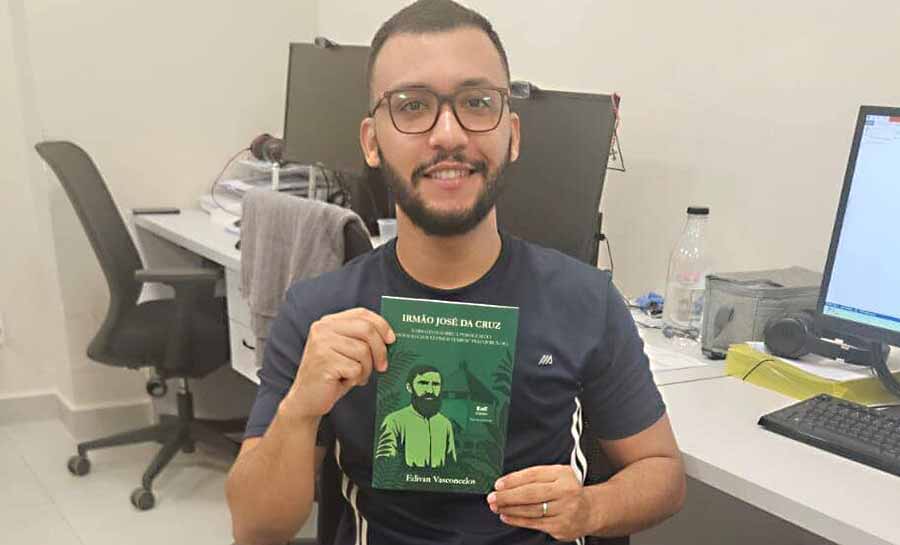 Professor da rede estadual publica livro sobre o apóstolo do Vale do Juruá