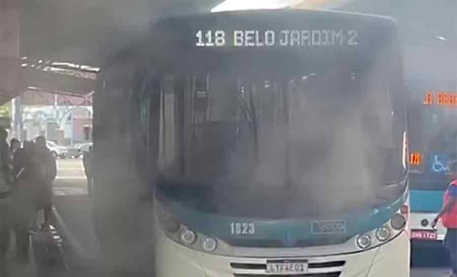 Fumaça em ônibus assusta passageiros no Terminal Urbano de Rio Branco