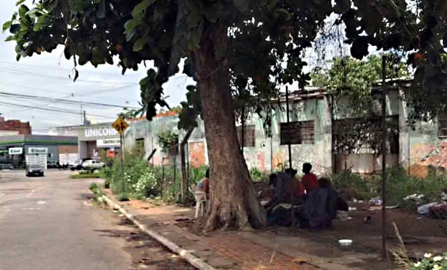 Migrantes dormem em calçadas devido à superlotação de casa de passagem no Acre