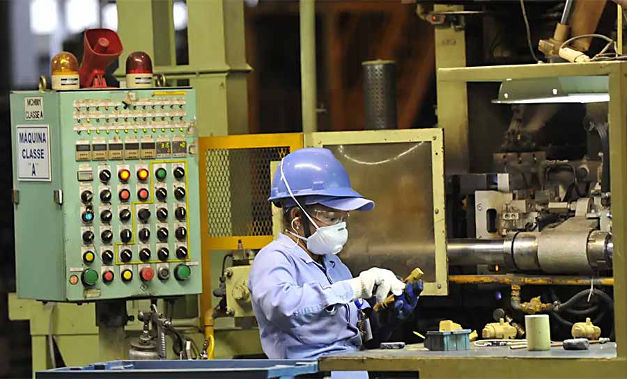 Produção industrial recua 0,4% em setembro, mostra IBGE