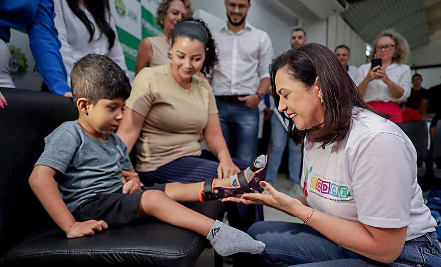 Governadora em exercício, Mailza Assis entrega próteses e órteses na Oficina Ortopédica do Into