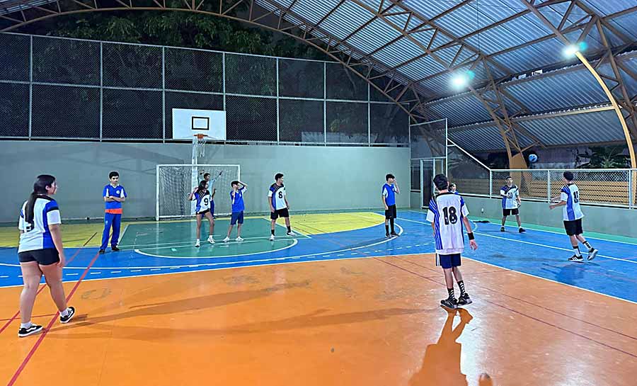 Escola Diogo Feijó fortalece comunidade com escolinhas de handebol, ginástica rítmica e badminton em Rio Branco