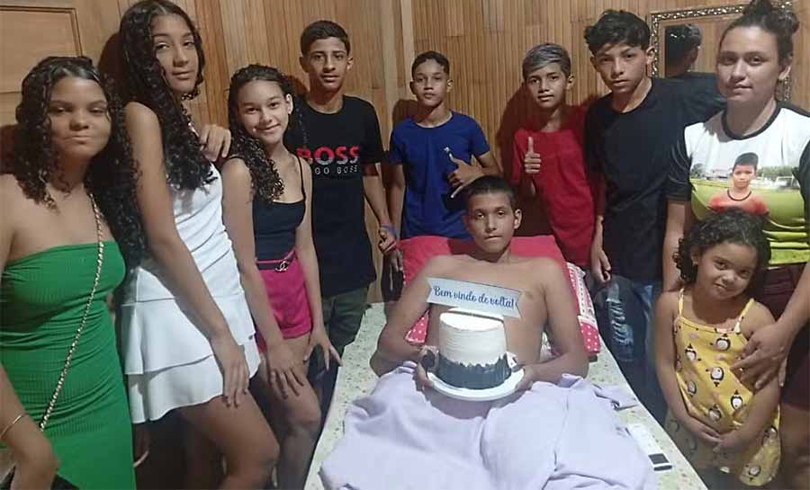 Adolescente que perdeu a perna em acidente com 2 mortos no AC retorna para casa: ‘Estava ansioso’