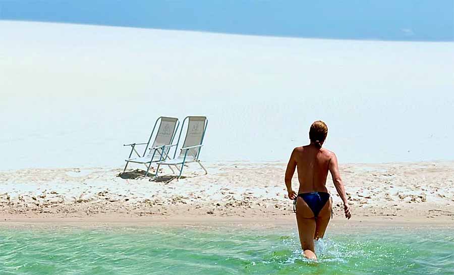 Angélica choca ao postar fotos de topless durante viagem