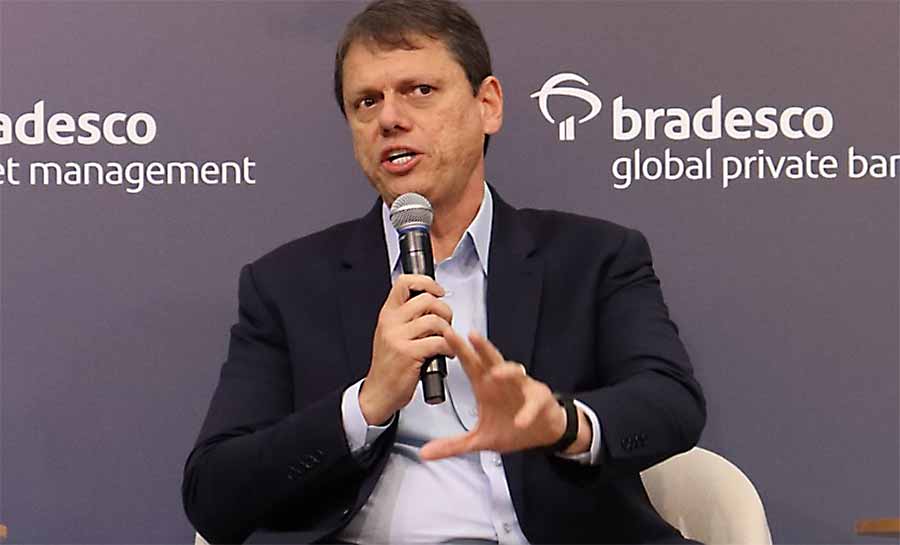 “Lealdade é inegociável”, diz Tarcísio sobre indicação de Flávio