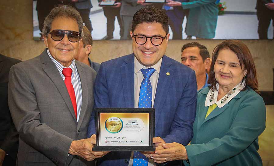 Em solenidade no TCE, deputado Eduardo Ribeiro recebe premiação da ALEAC por destaque em transparência pública
